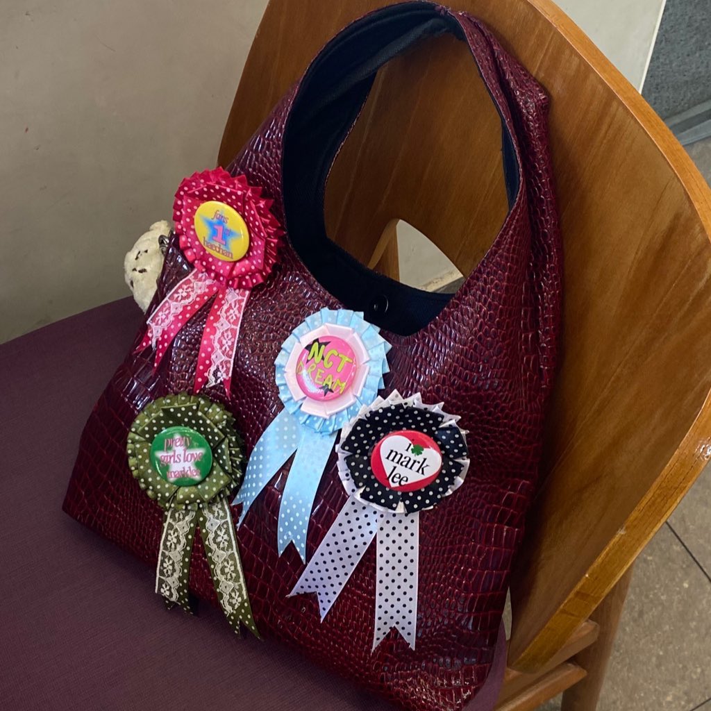 82markieee's tweet image. GIVEAWAY by @82markieee 🌐⭐️

— 2 winners ;
1. keychain haechanahceah
2. pin rosette NCT DREAM

rules :
★ rt &amp;amp; like this tweet 
★ rt &amp;amp; like tweet dibawah
★ komen mau pilih yang mana

⋆˚ close TBA 🐈

good luck!!! ˙ᵕ˙