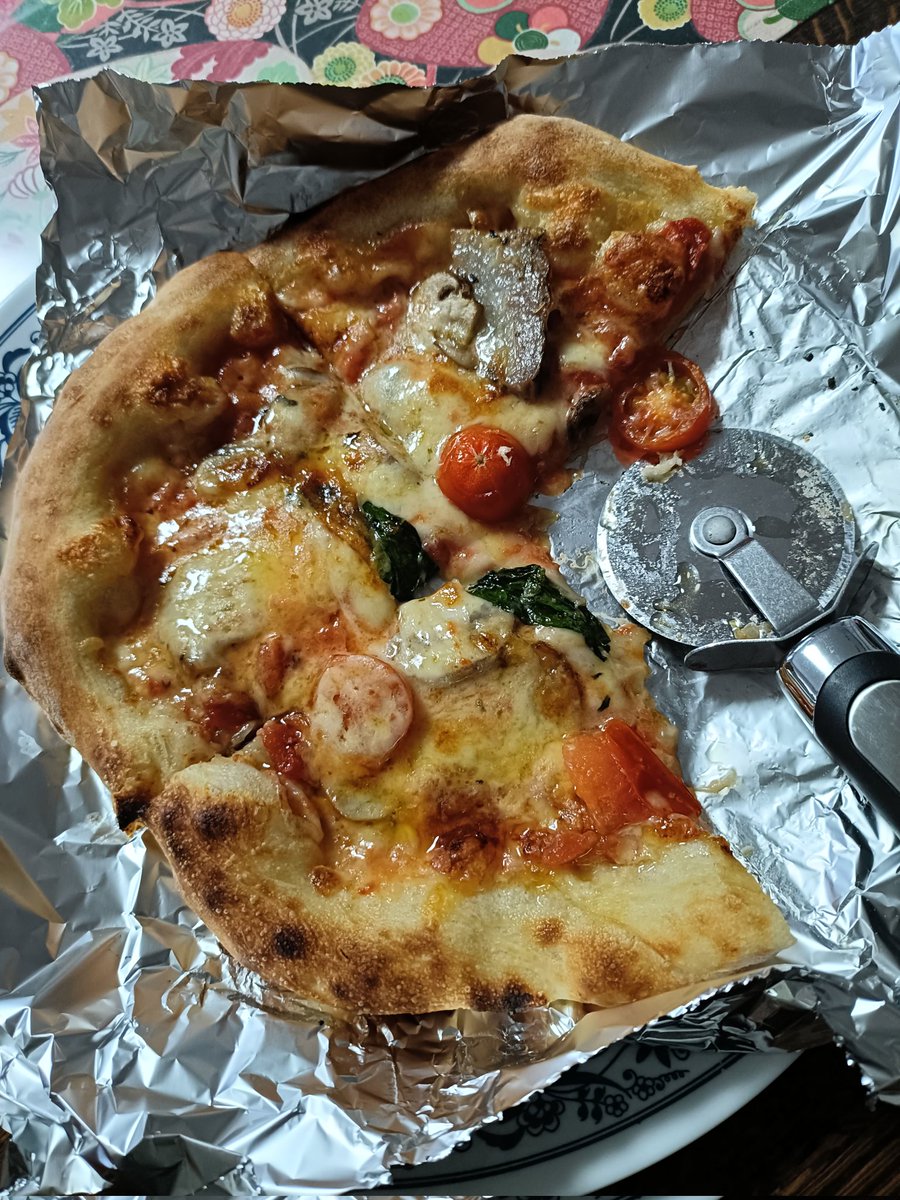 近所のオジサンが作ったピザを持って来てくれた♪
美味しい😋
そう言えばたまに「都会とか東京の人間は冷たい」って話を耳にするけど、それって単にその人がよそ者なだけだから。