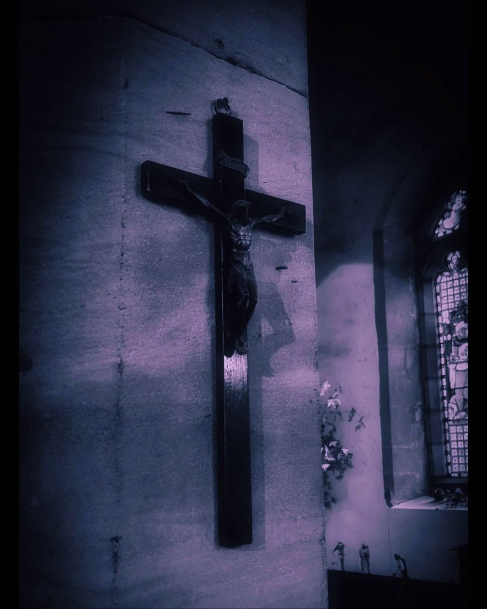 ThiagoFreitta's tweet photo. ℭ𝔩𝔞𝔰𝔰𝔦𝔠 𝔊𝔬𝔱𝔥𝔦𝔠 𝔠𝔲𝔩𝔱𝔲𝔯𝔢 ♱ 🧵
A ideia de que a subcultura gótica e o cristianismo (especialmente o catolicismo) são excludentes é um dos maiores mitos sobre o movimento. https://t.co/ldGkEnZOuZ
