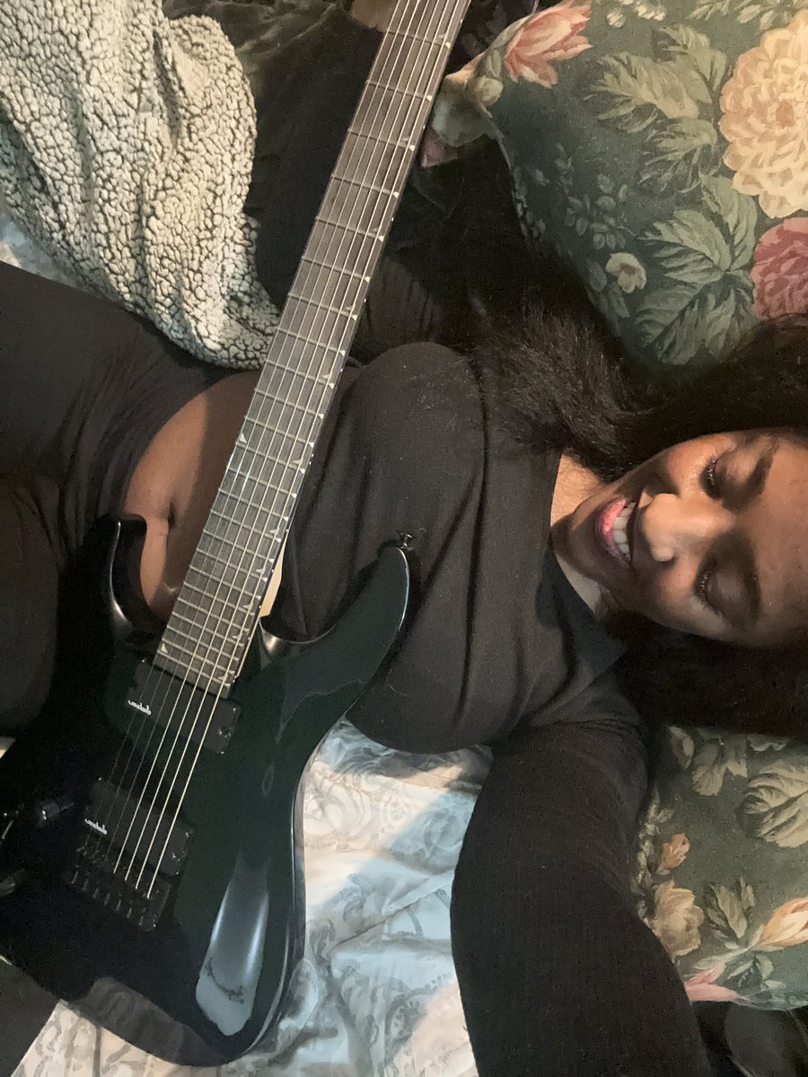 Neverknewyouj's tweet image. Isn’t she a beauty? 🎸 ? Gift to myself , rockstar forever, it wasn’t a phase. I will learn how to play this pretty soon #2026 #jacksonguitar #guitar #7string @iamorianthi @fefedobson