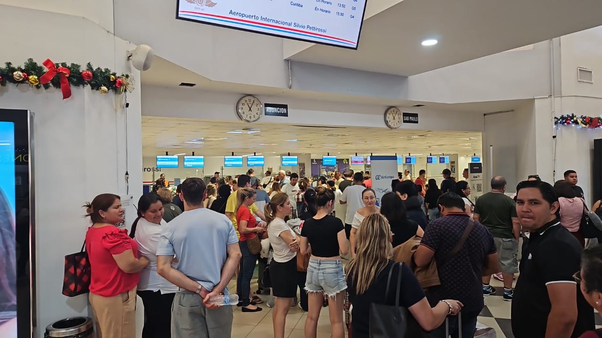 Hoy de mañana. 

Aeropuerto S. Pettirossi.

Lágrimas de paraguayos/as volviendo a Europa. 

Desde donde enviaron 800 millones de Us$/2025 de remesas a sus familiares Vs. 462 millUs$ q'ingresaron desde Itaipú al Py. 

Las lágrimas pudieron más que las aguas de Itaipú. 

Héroes!