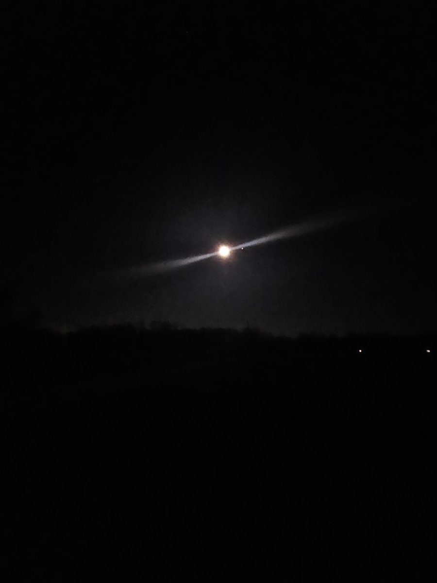BionicGirlChris's tweet image. The Wolf Moon. No zoom in because it kept giving me the line.. but the line is so cool!!
