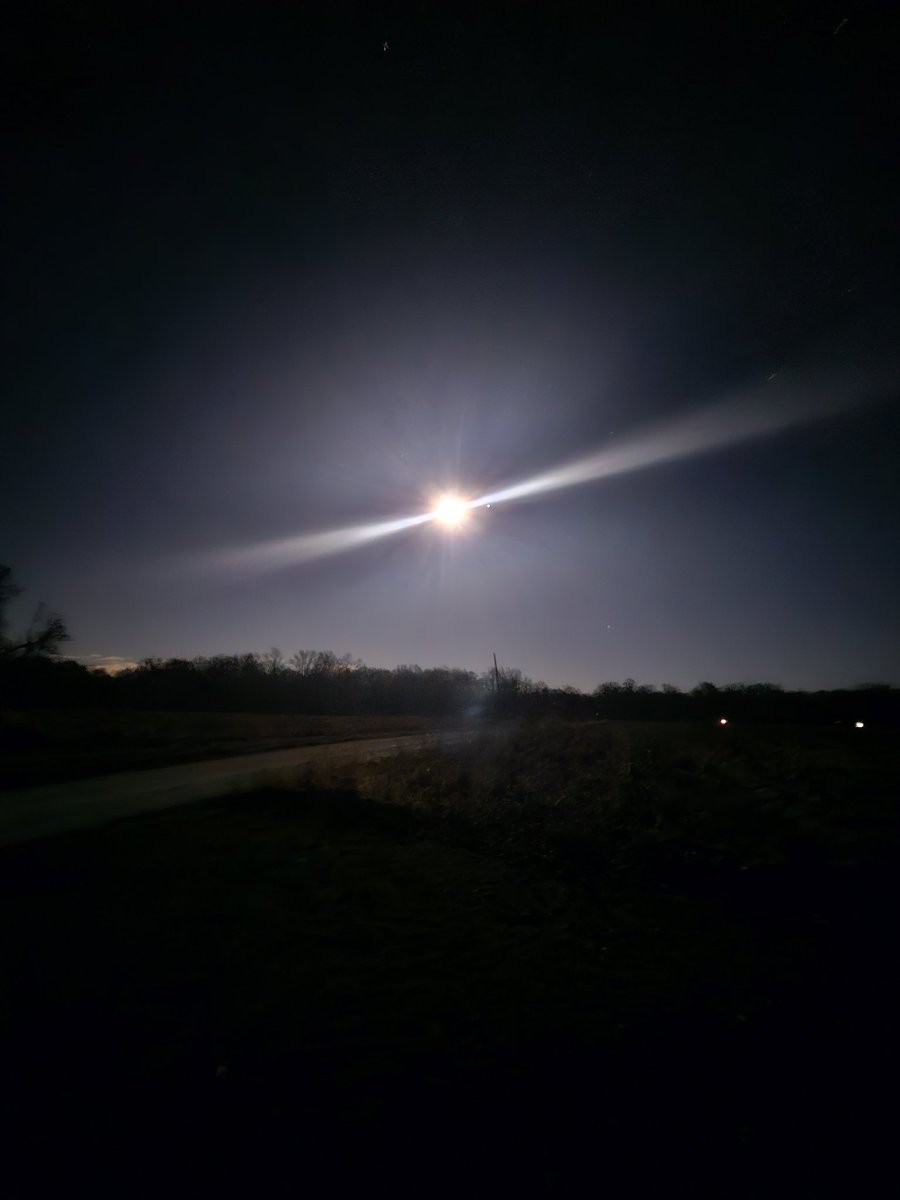 BionicGirlChris's tweet image. The Wolf Moon. No zoom in because it kept giving me the line.. but the line is so cool!!