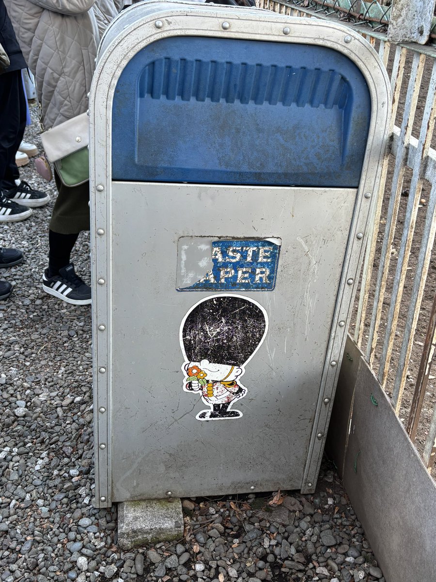 一昨日横浜ドリームランドの跡地にある春日神社と横浜薬科大学の展望台に行ってきた
展望台にはホテルエンパイア時代のものっぽい備品があったり、神社にはドリームランドで使ってたゴミ箱が残ってたりして昔の雰囲気がほんの少し残ってる
ボウリング場も数レーンだけ残ってるっぽいから1度見てみたい