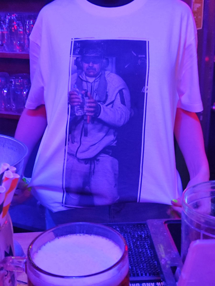 luischicott's tweet image. Salí del trabajo vine a un bar a beber con unos panas y la bartender tiene esta franela jajajajajajaja 

Dios mío que viva Venezuela y su gente. 🇻🇪