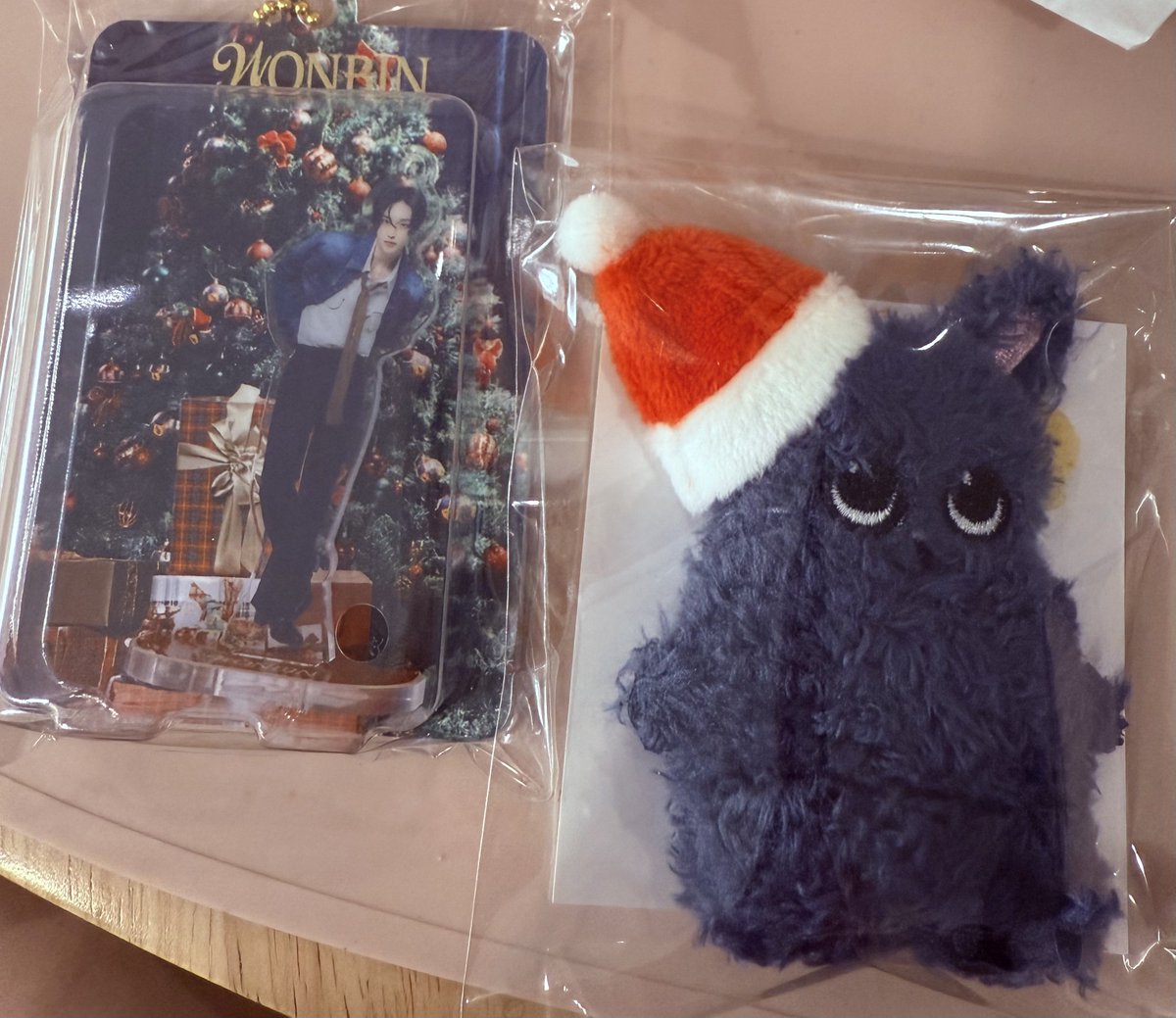 wonbinARI's tweet image. 오타쿠 친구들이 쫌쫌따리 챙겨준 보노보노팝업 키캡이랑 금코캣💛 시부야 팝업 남은 원빈들까지 ㅠ 친구들이 아리를 와이리사랑해  🥹🥹 @퓌온니 @됴링