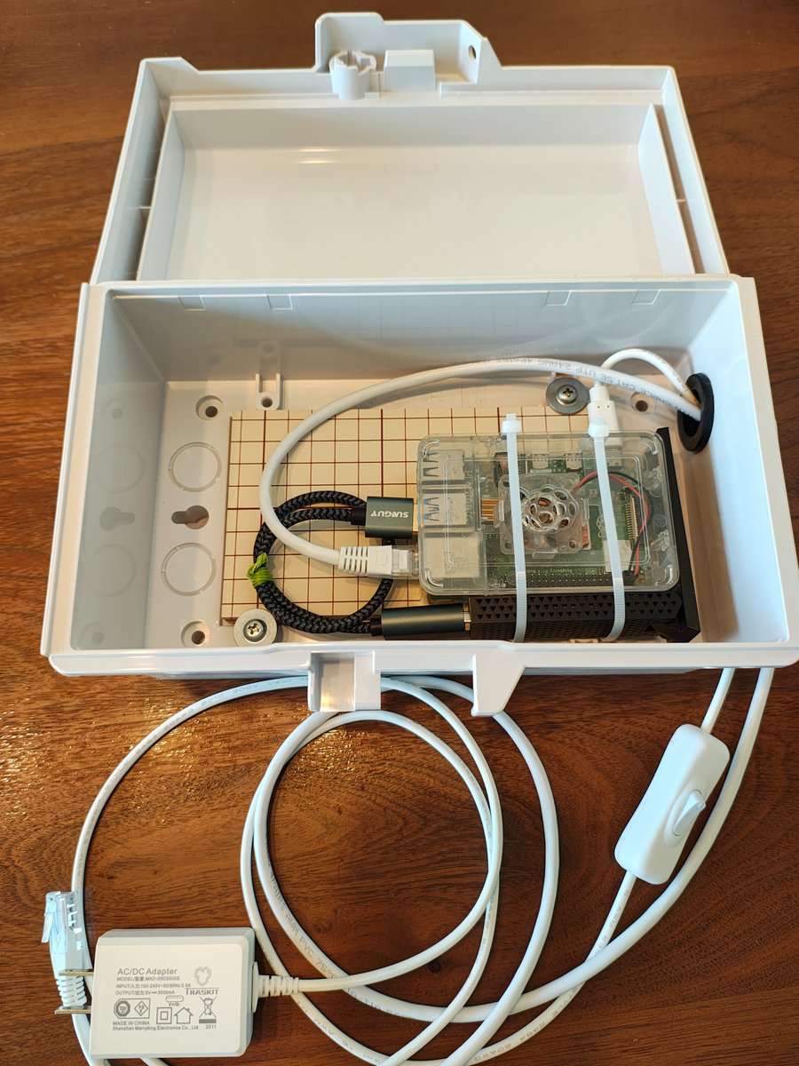 コーナンで日東工業のプラボックスを買ってきました。

NETGEARのドングルはアンテナをラズパイに沿わせてスペースを確保。

電源ONでkismetが動作、Tailscleを経由してElasticsearchで分析する
Wi-Fiサーベイ装置です。

あとはLAN部のLTE化。メルカリでモバイルルータ物色中。