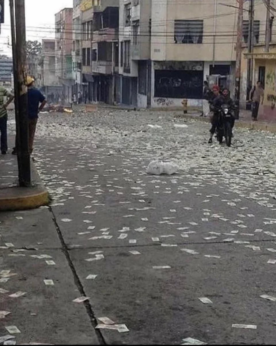 니콜라스 마두로 베네수엘라 대통령이 2013년 집권한 이후 베네수엘라 화폐 가치는 99.9999999998% 절하되었습니다. 예전에는  한 가족이 일주일 동안 먹을 식료품을 살 수 있었던 돈으로 이제는 껌 한 통의 1/100도 살 수 없습니다. 베네수엘라는