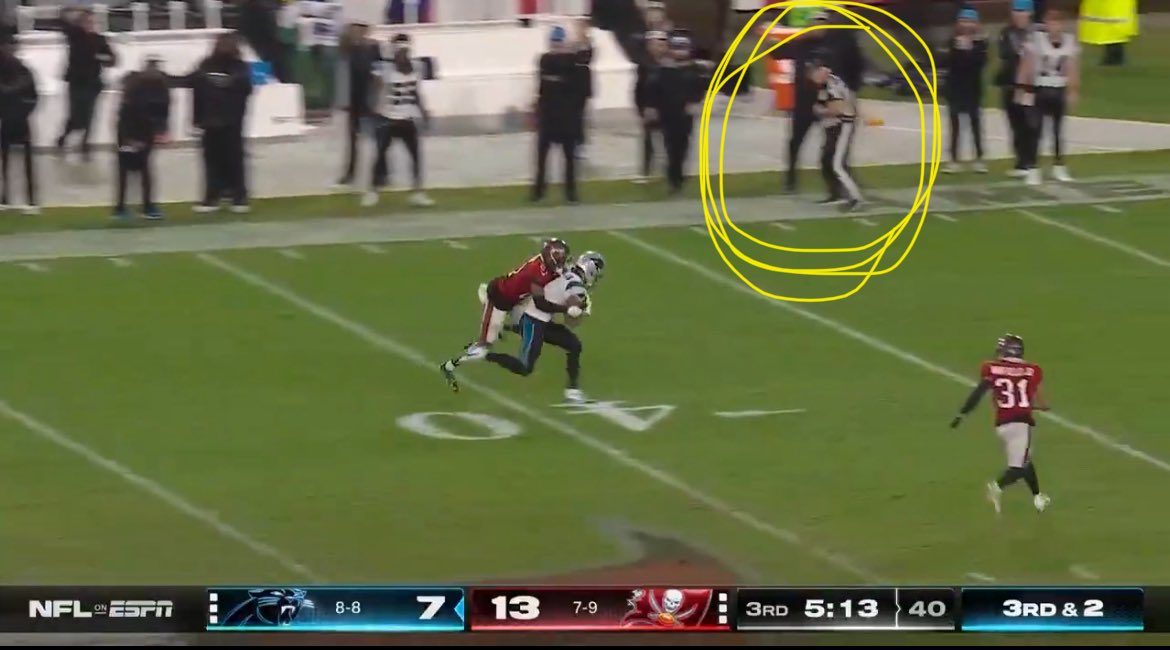 carolinadadshow's tweet image. The official did not throw the flag until he knew it was going to be a catch. The official who saw it RIGHT in front of his face didn’t even throw it. Flag comes out after the catch. @nfl @NFLOfficiating