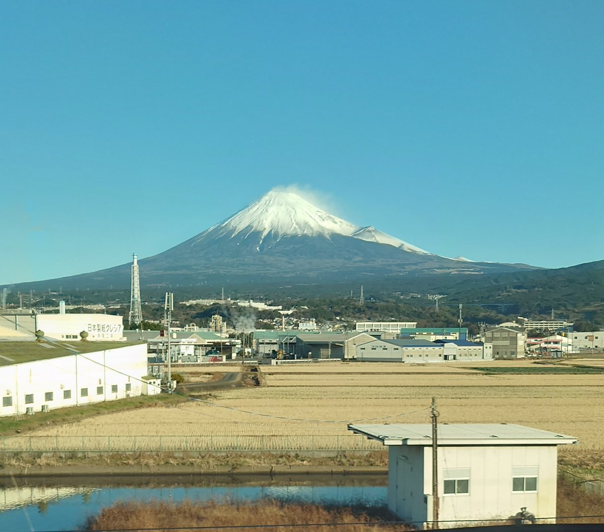 March_Flower_Sp's tweet photo. 昨日サント・グレベア戦で大阪へ
富士山🗻が凄く綺麗
名古屋～京都間は雪景色❄も見られて…
久しぶりのホームゲーム楽しかった☺️
前回参戦した時と同じグレベアさん
今回もフルセットでドキドキでしたが
16連勝✌���おめでとうございます🎉
今日は配信で応援します！！
#サントリーサンバーズ大阪 https://t.co/H7aHj4reXn