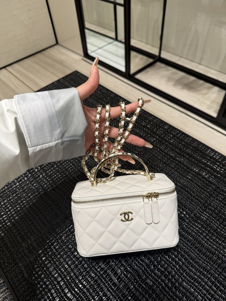 💖 Elevate your style with this stunning Chanel beauty. This luxurious white bag is the perfect blend of elegance and sophistication. 💼💎