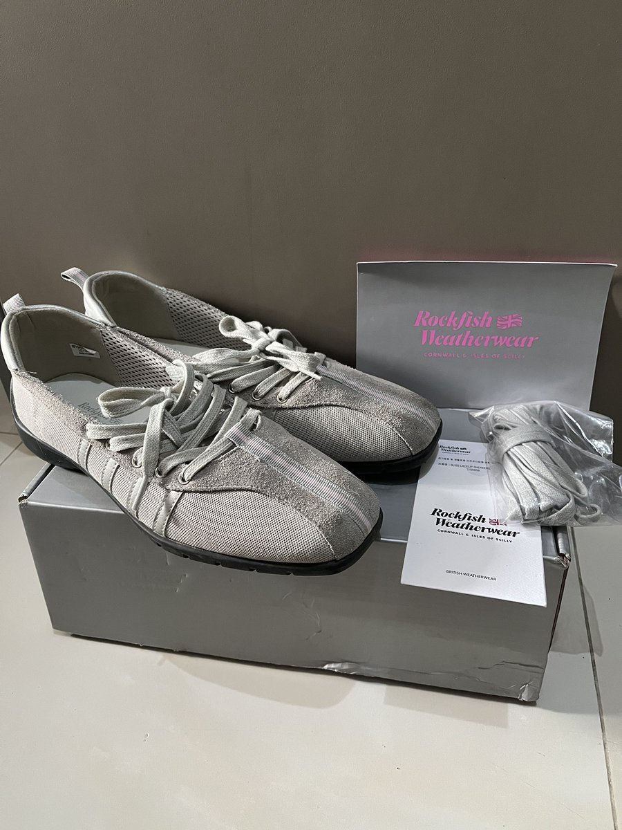 yoonjincrush's tweet photo. wts preloved rockfish weatherwear 
ori jastip dari korea come with box
bliss suede laceup sneakers - light grey
uk5 (245)
rare used belom pernah laundry 
1.000k bisa oren ya 🍊 https://t.co/hzbRrUujw0