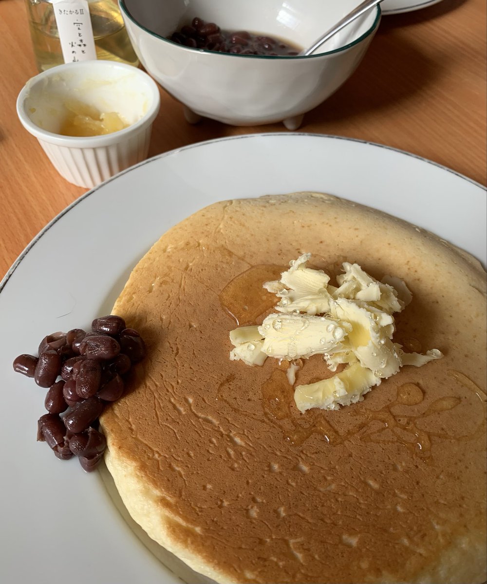 無事正月休みに入ったので朝からでっかいパンケーキ焼いたよ！
予想ほどふわふわにはならなかったけど人生初メレンゲ成功した〜台所寒かったのが勝因と思われ((°▽°))
そんな気温でも結晶化しない地産の蜂蜜と煮小豆と栗バターを添えて、うまうまでした🙏✨