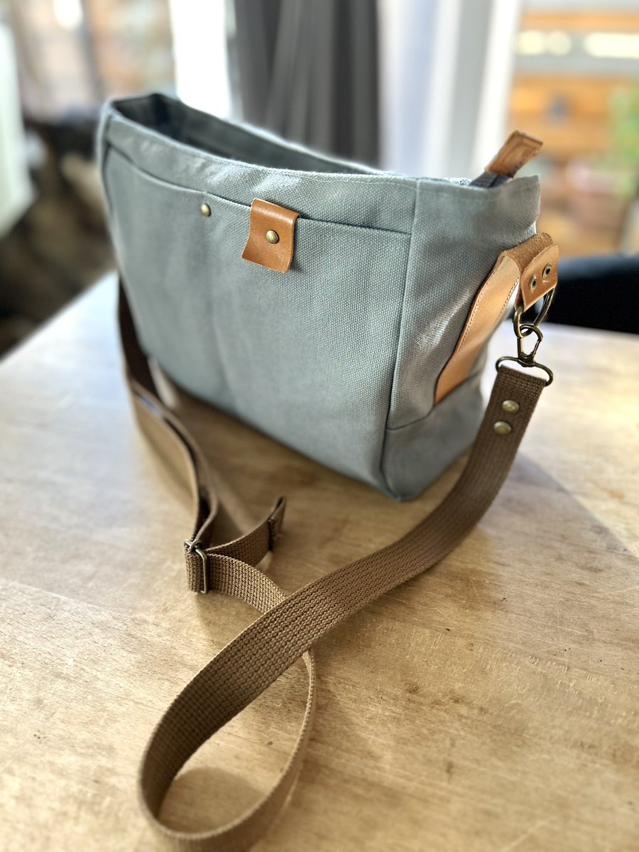 遅ればせながら
Happy new year!
昨日は1日かけて初の帆布のバッグを作りました✨
今年もガンガンイラスト描いて参ります✨皆さまにとって素敵な一年になりますように✨
今年もどうぞよろしくお願い致します✨
野菜たくさん入れたいりこのお味噌汁は心身共に整います☺️おすすめです