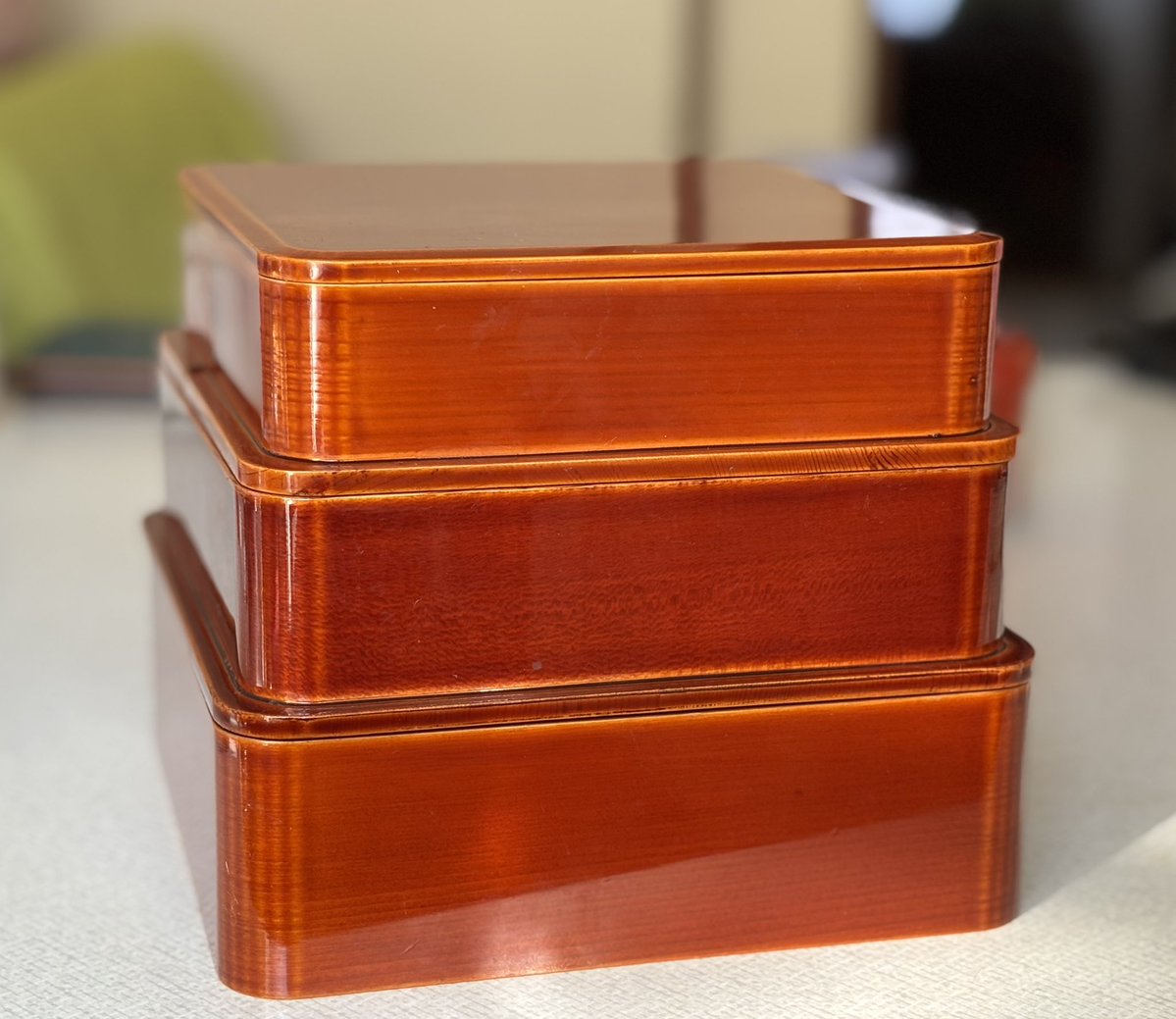 今年のお節はこの三段の春慶塗り重箱に詰めた。これは昨年の引越しの際