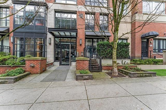 #VanRE Listing price: $1,098,000 Sale: $1,060,000
Sold vs Listed: -$38k (3.5%)
Loss / Profit since last sale: -$178k in 8 years.
Yaletown heritage character with modern luxury offers over 1,000sf of impressive living. vancouversutton.com hawss.com/bc/single/R304…