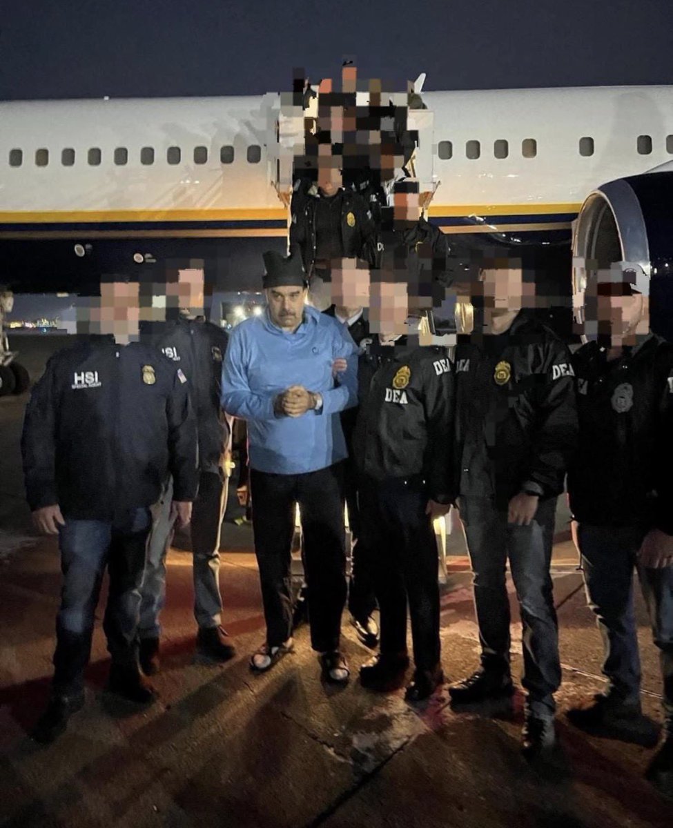 BRASILNEWS27322's tweet photo. 🚨INÉDITO: Estados Unidos divulgam as primeiras imagens de Nicolás Maduro preso no país; o ditador da Venezuela chegou a fazer um joia com as mãos. https://t.co/P4g3aF2FUk
