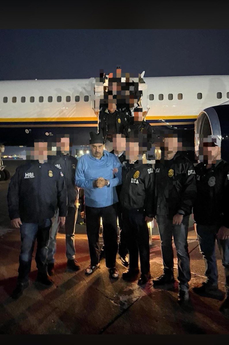 BluRadioCo's tweet image. #Atención Primeras imágenes de Nicolás Maduro tras bajar del helicóptero y en los cuarteles de la DEA, después de su captura en Venezuela, por parte de la administración del presidente Donald Trump. #VocesySonidos