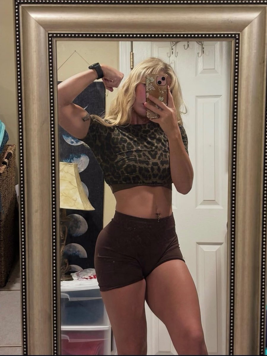 paykatienow's tweet image. repeat after me: I am weak for gym brats that could beat me up with no effort