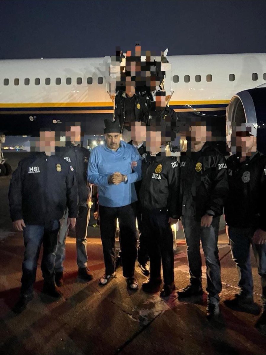 🗳️📌  PUBLICAN LAS PRIMERAS FOTOS DE NICOLÁS MADURO EN ESTADOS UNIDOS 

Se difundieron las primeras imágenes de Nicolás Maduro en territorio estadounidense.

Las fotografías muestran su llegada al Aeropuerto Internacional Stewart, en Nueva York, bajo custodia de autoridades de