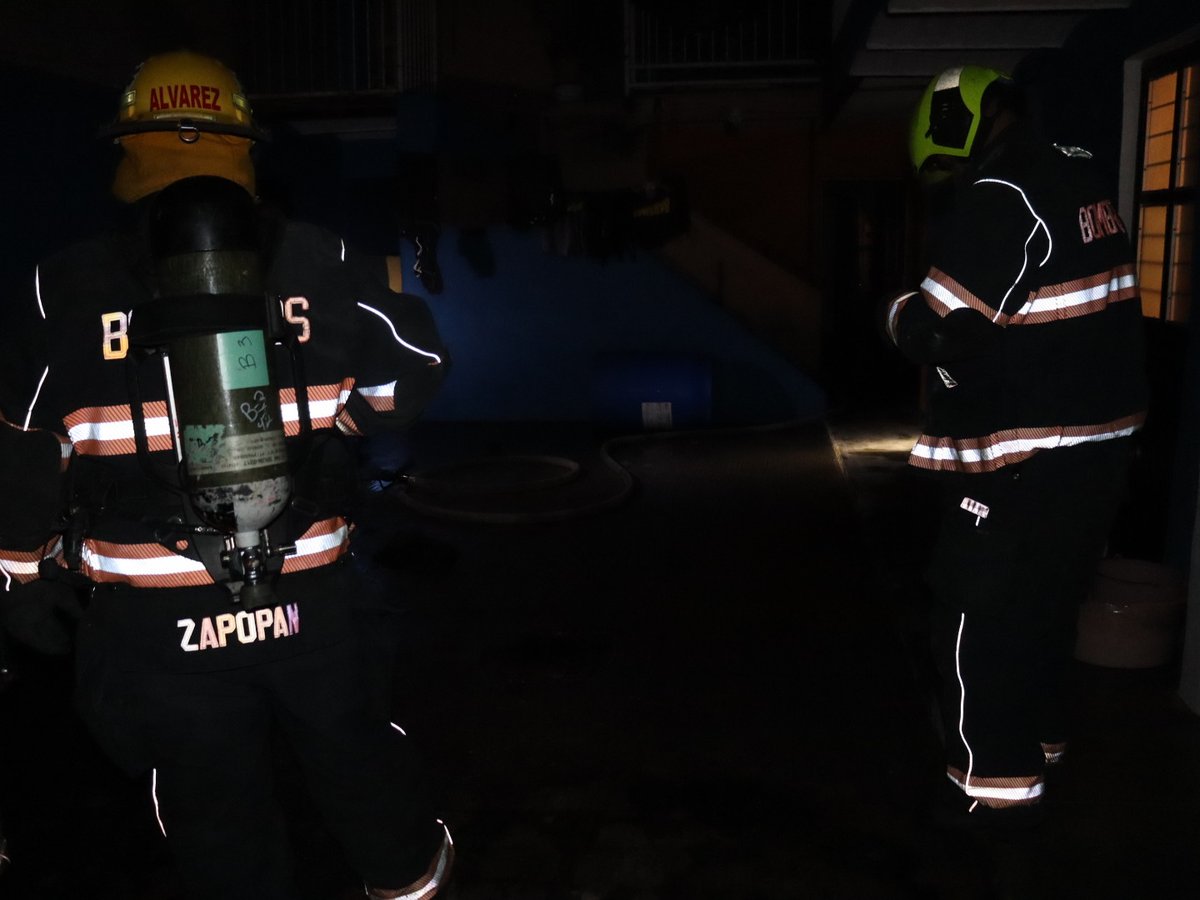 UMPCyBZ's tweet photo. #AlMomento
Oficiales 🧑🚒 de nuestra #Base3 atienden reporte 📞 de posible incendio 🔥 en una casa 🏠 sobre calle Bugambilias en la col. Jardines de la Esperanza.
Precaución 🚨 al transitar en la zona, ya que debido al incidente hay restricciones 🚧 para transitar. https://t.co/7r1CHhIN2j