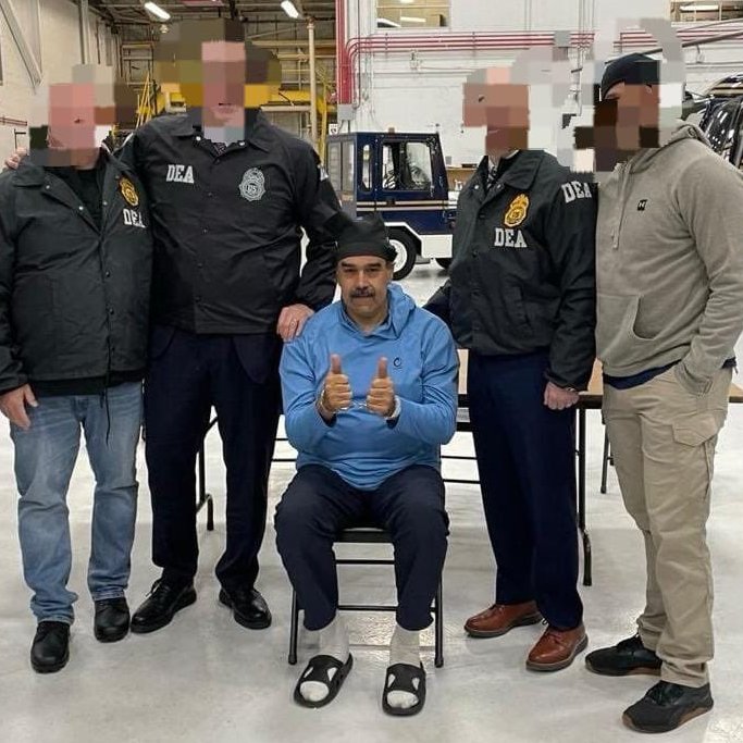 🚨#BREAKING: Federal agents have released a photo showing former Venezuelan President Nicolás Maduro in handcuffs at a New York airport.