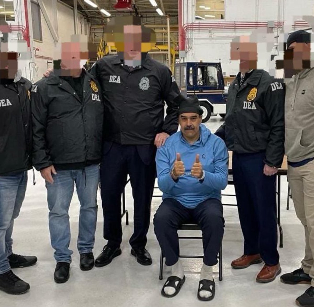 AlexJamesReport's tweet image. 🚨🇺🇸🇻🇪 BREAKING: Newly released picture of Maduro in New York just after landing.

Maduro was captured in a matter of hours and flown to the US after the US military successfully took effective control of the control in the early hours of the morning.