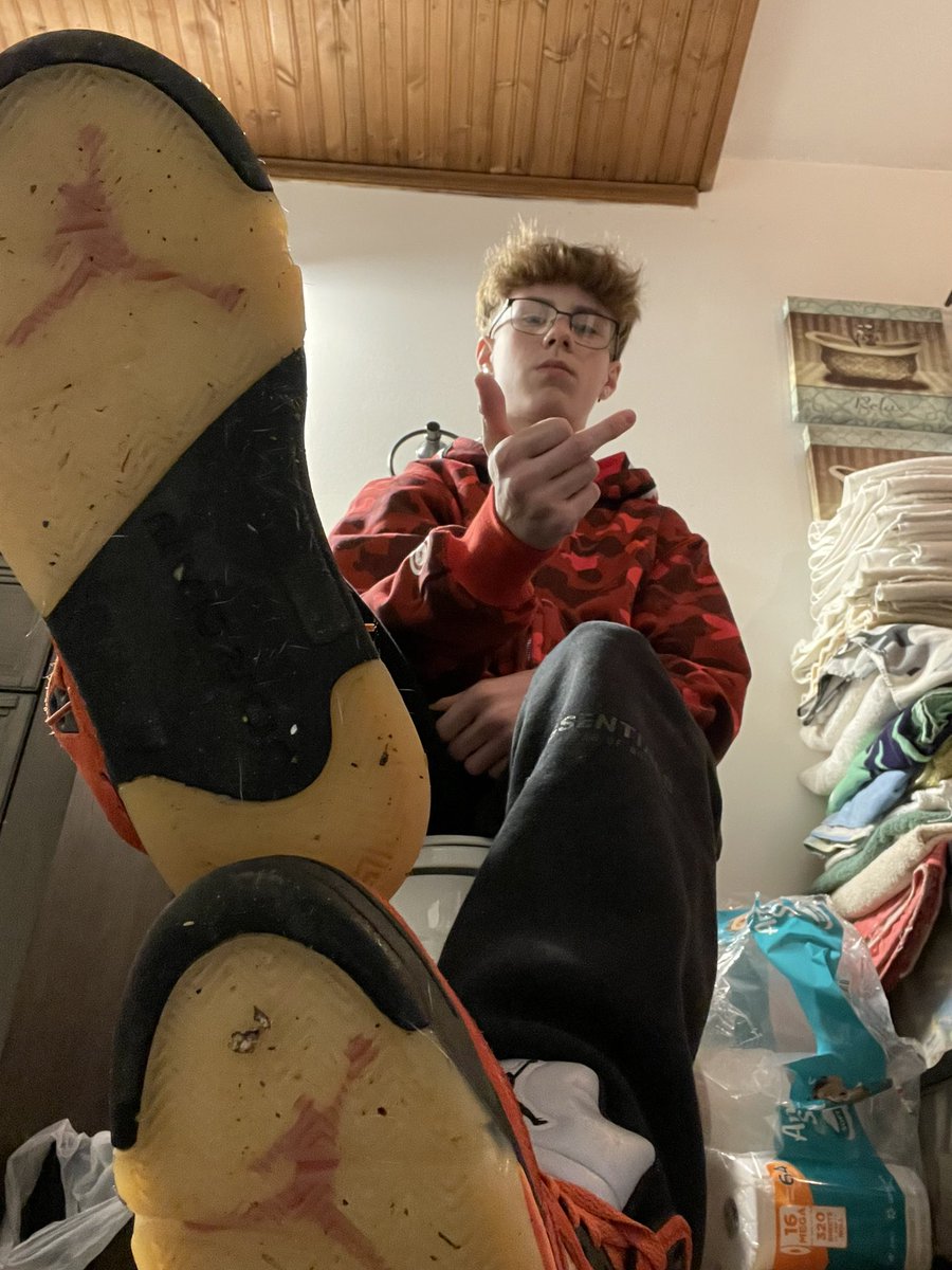 gerardbank2474's tweet image. who’s licking my jordan’s clean tonight?😂

#findom