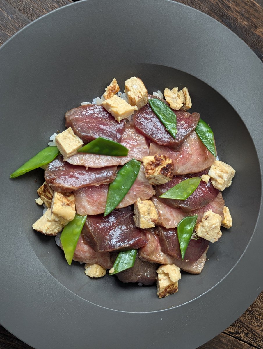 酢洗いで変身！
おせちのあまりのマグロ漬け丼
熟成しかけたマグロを酢洗いし、漬け汁にもお酢を投入し10分程つけました。
生臭みはなく、体温でトロけるのトロはさっぱり食べやすくと赤身の旨味が凝縮。酢飯にはさくらをつけた甘酢を使用。新春って感じになりました