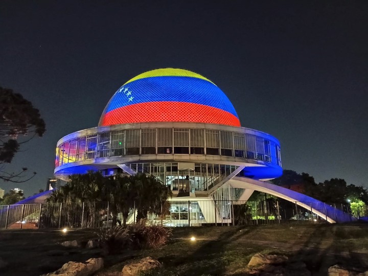 clarincom's tweet image. BUENOS AIRES ILUMINÓ CON LOS COLORES DE VENEZUELA

El Gobierno de la Ciudad decidió iluminar el Obelisco, el Planetario y el Puente de la Mujer con los colores de la bandera de Venezuela.

(+) en Clarín: clar.in/4aCAjk6