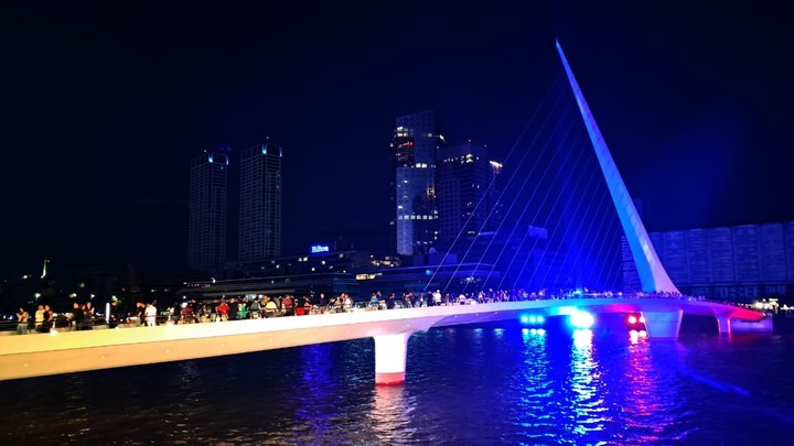 clarincom's tweet image. BUENOS AIRES ILUMINÓ CON LOS COLORES DE VENEZUELA

El Gobierno de la Ciudad decidió iluminar el Obelisco, el Planetario y el Puente de la Mujer con los colores de la bandera de Venezuela.

(+) en Clarín: clar.in/4aCAjk6