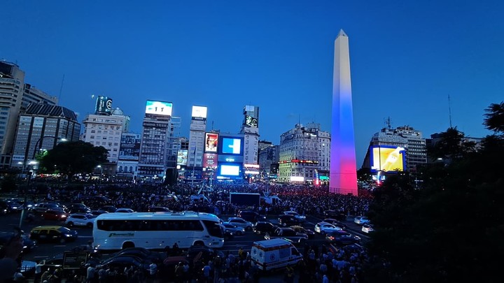 clarincom's tweet image. BUENOS AIRES ILUMINÓ CON LOS COLORES DE VENEZUELA

El Gobierno de la Ciudad decidió iluminar el Obelisco, el Planetario y el Puente de la Mujer con los colores de la bandera de Venezuela.

(+) en Clarín: clar.in/4aCAjk6