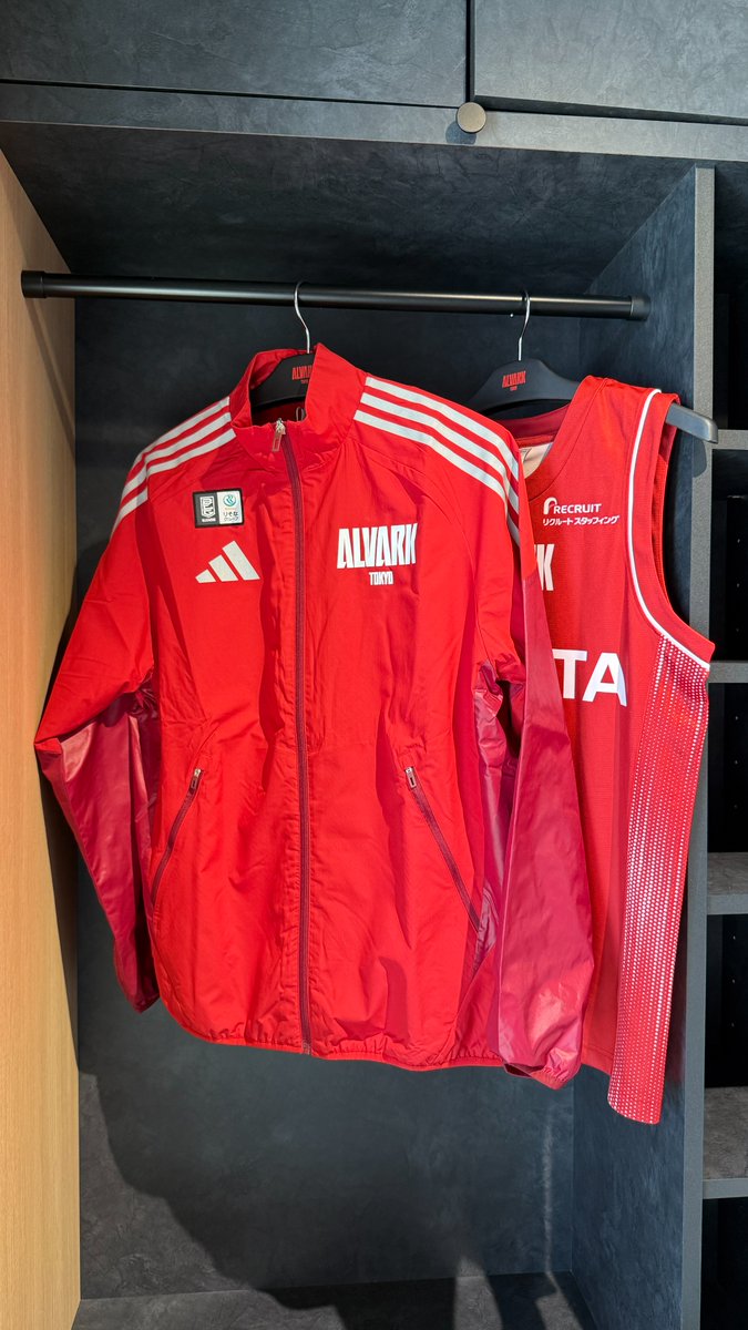 本日、adidas ALVARK REDセレモニーウェアをアリーナショップで販売し