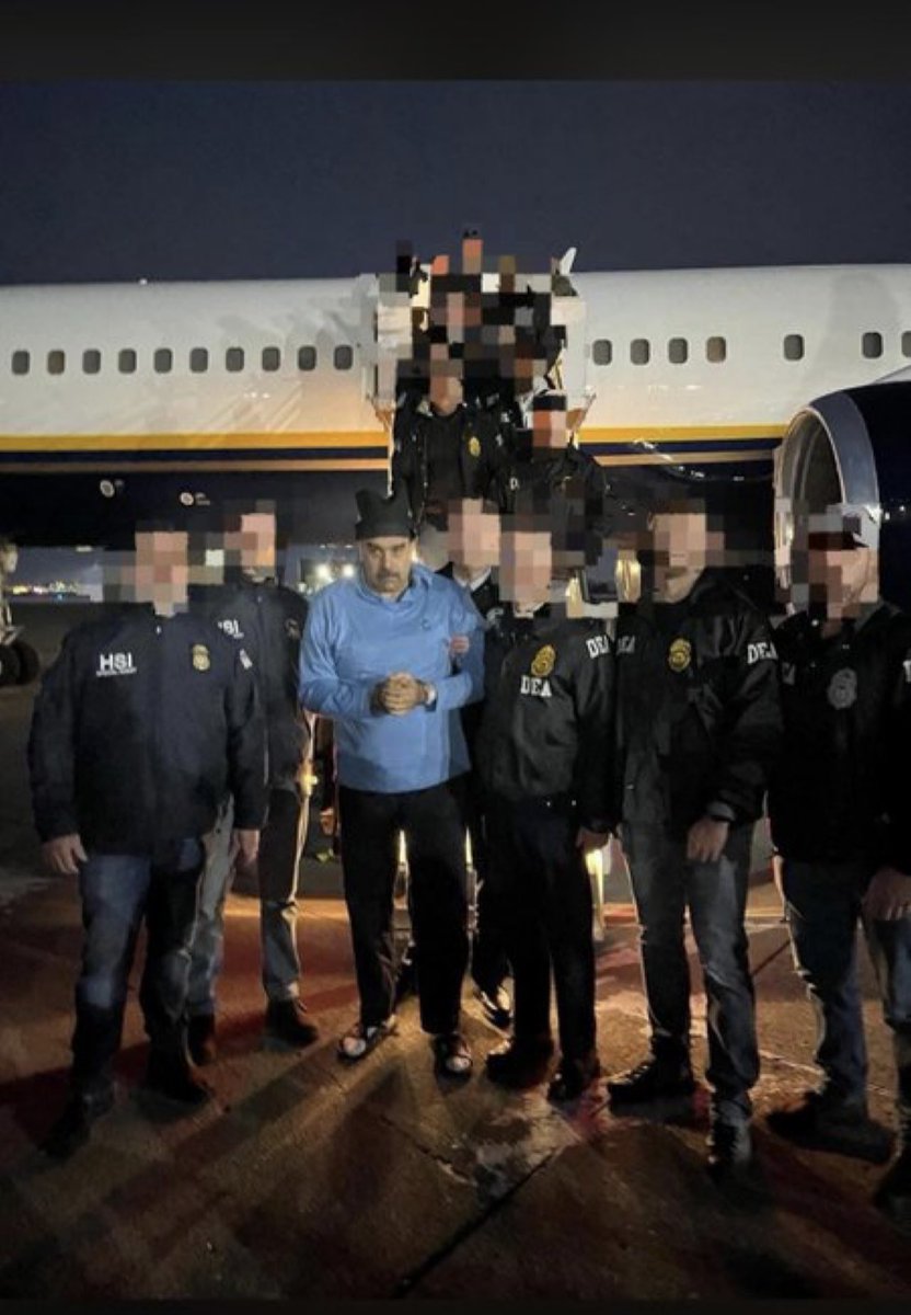 VickyDavilaH's tweet image. 🚨#URGENTE |
Primeras IMÁGENES de Nicolás Maduro  bajando del avión y llegando a las oficinas de la DEA.
🇻🇪 #VenezuelaLibre