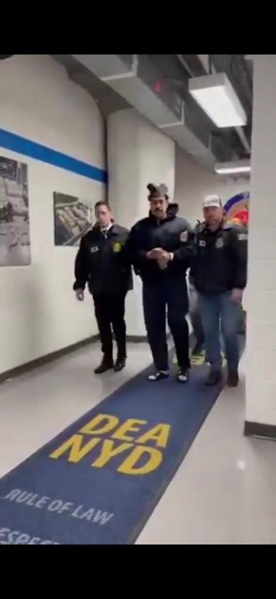 DanielMedinaT's tweet image. Estoy tan disociado ya que aquí parece que maduro tiene un gorrito de Mickey Mouse