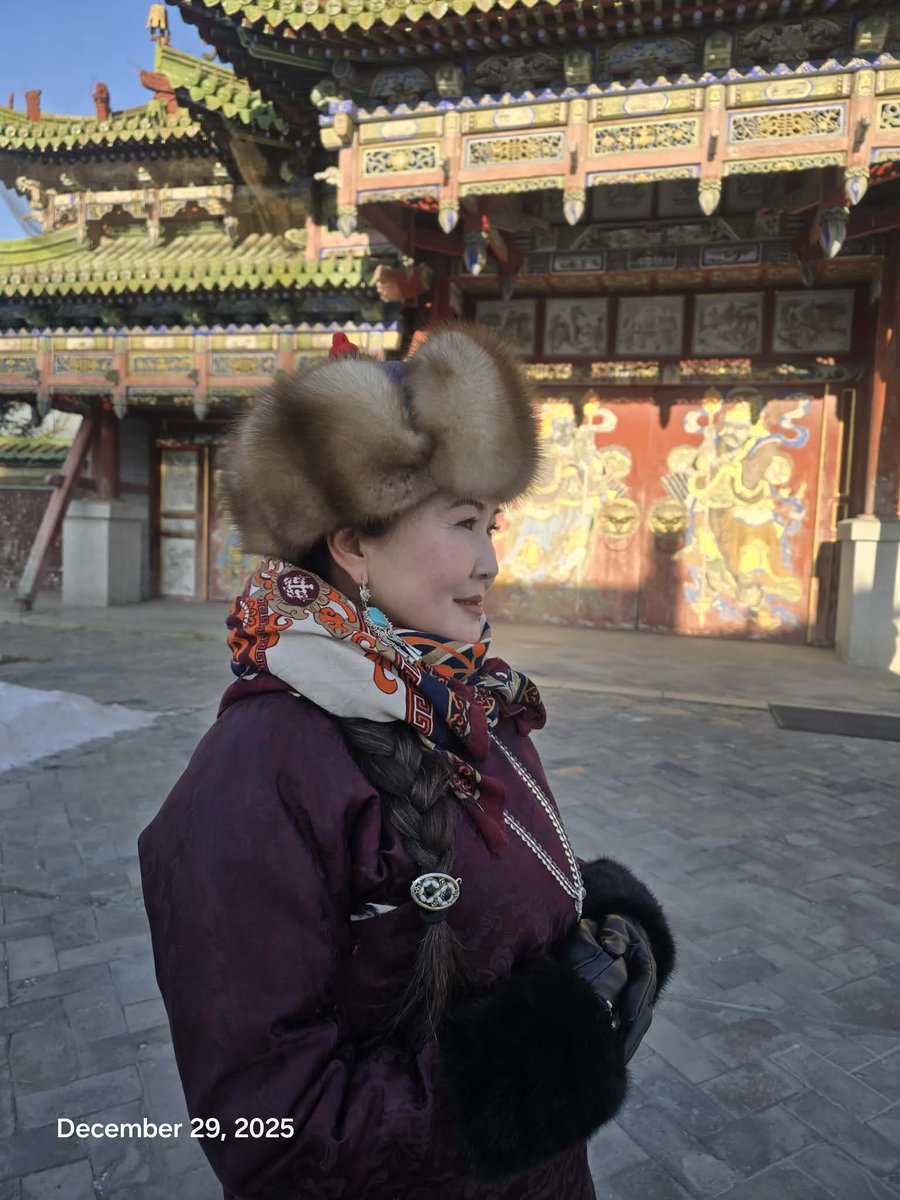 Үндэсний сүрлэг хувцас гоёлоо өмсөж хэвшихэд үлгэрлэл болох санаатай, өөрөө ч монгол хувцсандаа дуртай. Жил бүр 12.29-ний Үндэсний эрх чөлөөний хувьсгалын баяраар монгол хувцсаа өмсөөд Богд хааны ордонд очиж баярладаг.Хааныхаа хөшөөнд хүндэтгэл үзүүлж Гандангийн ерөөлийг сонсдог.