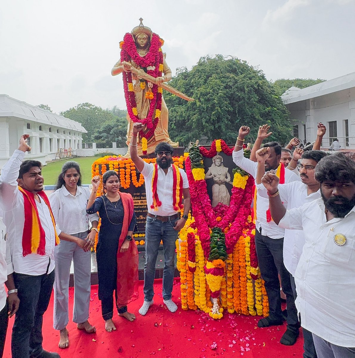 GrSeenu's tweet photo. ஆங்கிலேயர்களுக்கு எதிராக ஆயுதமேந்திப் போராடி வெற்றி கண்ட இந்தியாவின் முதல் அரசி, எங்கள் கொள்கைத் தலைவர், #வேலு_நாச்சியார் அவர்களின் பிறந்த தினத்தையொட்டி,அவரின் திருவுருவப் படத்திற்கு மாலை அணிவித்தும் மலர்தூவியும் மரியாதை செலுத்தி வணங்கியபோது @soundar4uall
@TVKVijayHQ @arunraajkg https://t.co/4EWJPobgOQ