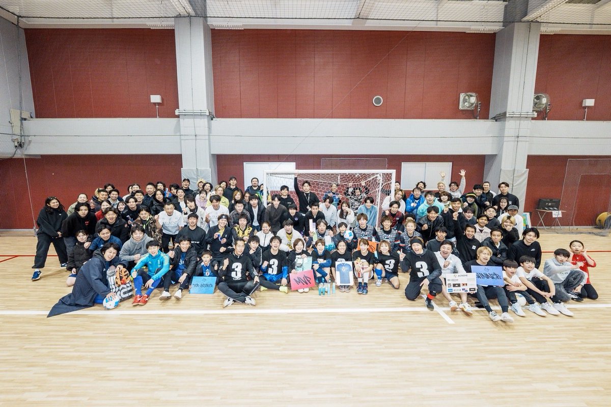 trainer_nori's tweet photo. 2026年仕事始めは「第三回 Shun chan Cup」トレーナー！いつもお世話になっているSonar Pocketのeyeronさんのサポートで参加しました⚽️現場の熱気は最高ですね。このエネルギーで明日1/5からの院の診療も全力で頑張ります！今年も宜しくお願いします✨
#つづき整体院 #eyeron さん #ソナポケ https://t.co/P8w3YySScT