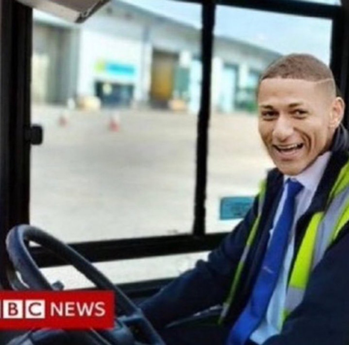 TouchlineX's tweet image. 🚨😂 Ahead of the 2022 Champions League final against Real Madrid, Liverpool fans wanted to travel to Paris to watch the game.

Several fans then decided to book a bus online for part of the trip. After booking, they were given a spot to wait for the bus.

After waiting for…