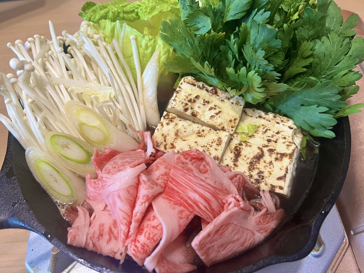 昨日はメロいすき焼き作って一人で食べてました