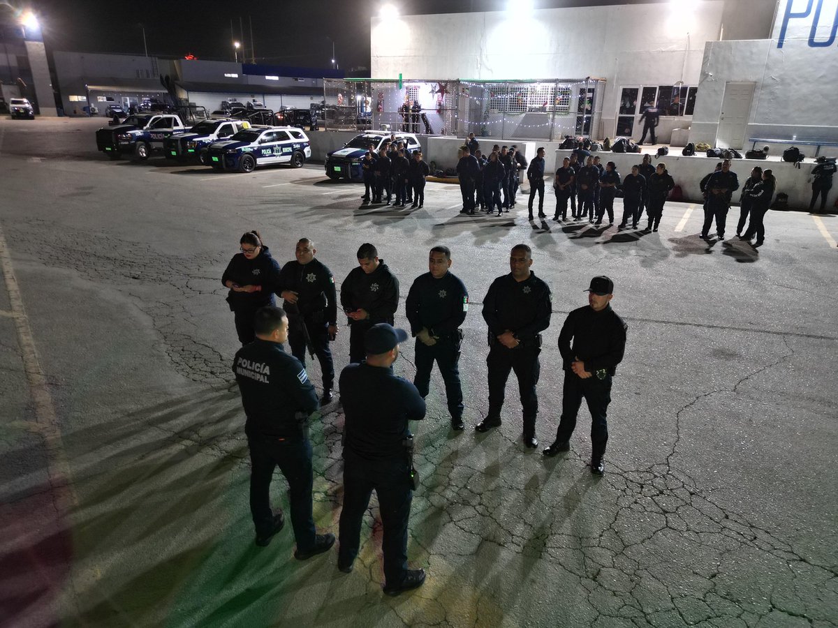 Elementos de la Dirección de Seguridad Pública Municipal se coordinan para iniciar el operativo nocturno de este sábado. La Policía de Torreón trabaja día y noche por tu seguridad, un firme compromiso del nuestro alcalde <a href="/RomanCepeda/">Román Alberto Cepeda</a> 
#TorreónMeGustaMásSeguro 🚔🚨
