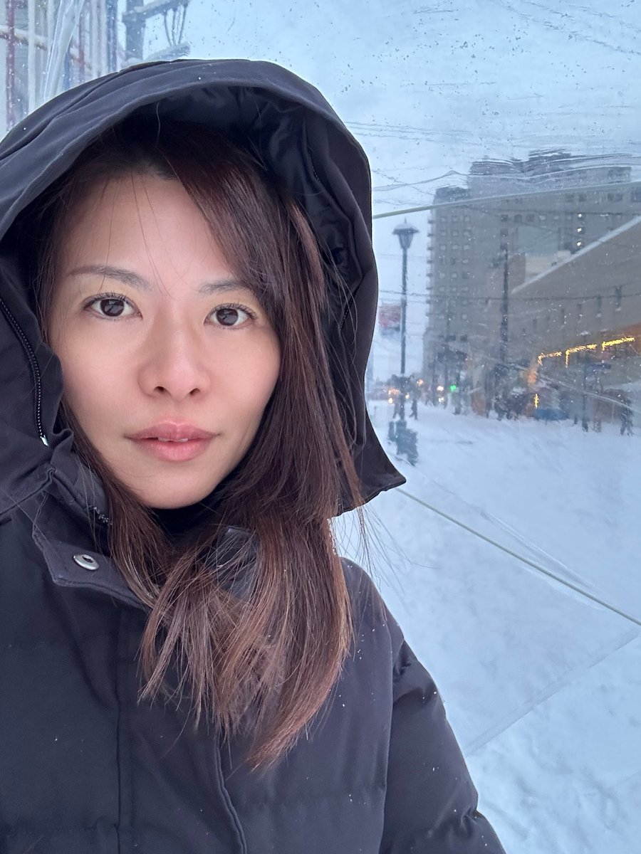 雪降ってるから傘さしてるけど、みんな傘ささないものなのね⁉︎