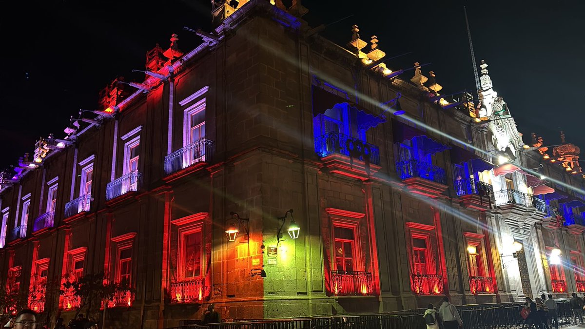 Esta noche, el Palacio de Gobierno se ilumina con los colores de Venezuela. Más que un gesto simbólico, es un abrazo de Michoacán a un pueblo hermano. Reafirmamos nuestro respeto por su camino y su libertad, deseando siempre que la paz sea el puente que nos una. 🇻🇪🕊️