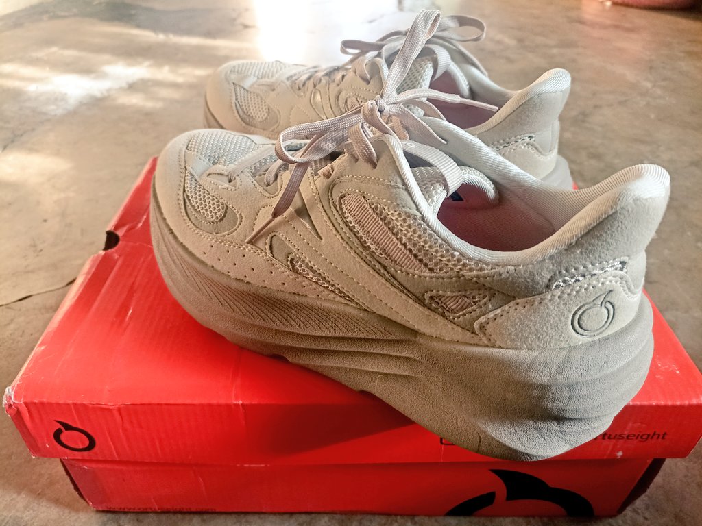 agipppang's tweet photo. Wts sepatu olahraga running putih 
-- preloved ortuseight berlin warna beige, size 41 (26,5 cm)

Baru dipake easy walk sekitar 5 km. Dijual karena salah ukuran. Original bisa scan barcode.

💸 450k nego
📍 Jawa timur
🍊 https://t.co/BBHPx3cHxR

#WTS Want To Sale https://t.co/O8aSmKSLR6