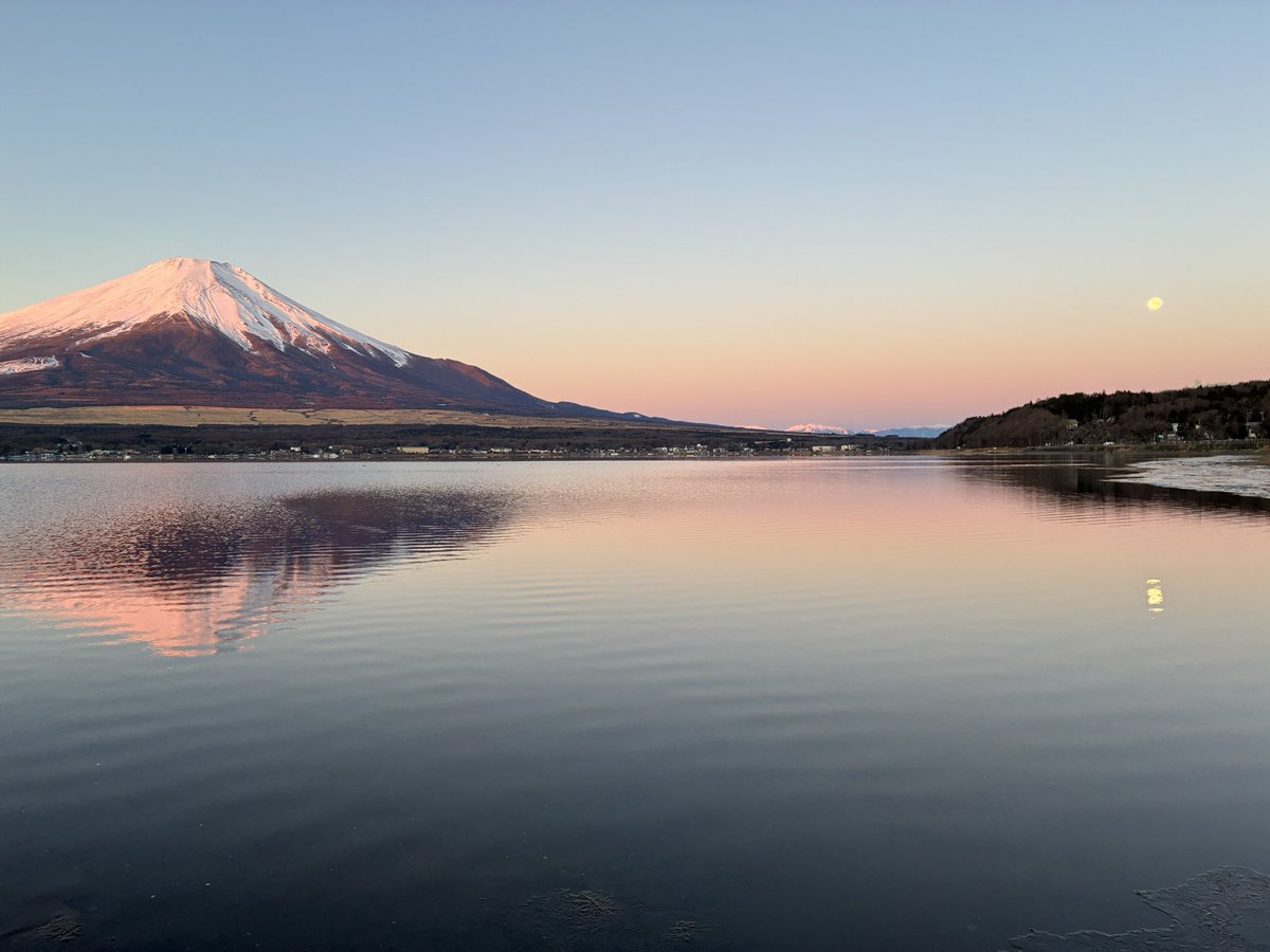 山中湖畔からの紅富士。氷点下の凍てつく湖畔でしたが新年に相応しい