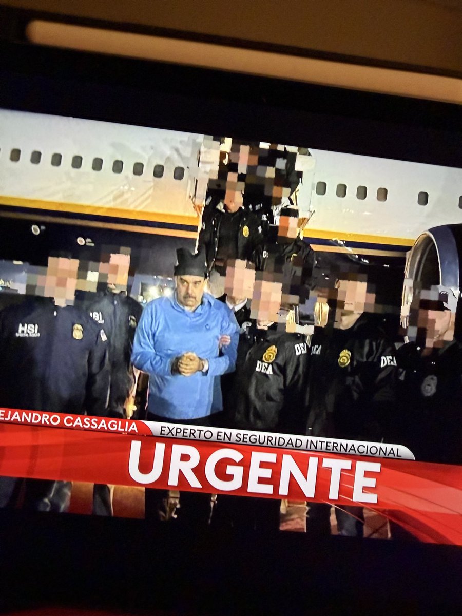 ecrevari's tweet photo. No sólo se lo llevaron preso a EEUU. También lo disfrazaron de Mickey @todonoticias https://t.co/l2zi1we7qT