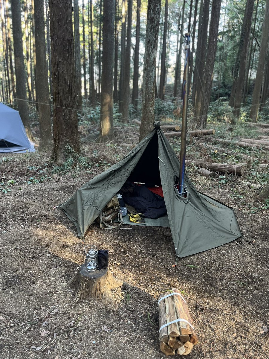 撤収しました🚗³₃

今回は薪ストーブからポーランド軍幕に引火してしまい、急いで消化したものの5cmほどの穴をこさえてしまった…
換気口と思えばなんとか……ならないな😂
補修方法考えよう😅

 #ポーランド軍幕  #薪ストーブ  #穴   #キャンプ  #ソロキャンプ