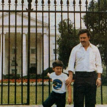 FUMATR0N's tweet image. Los de la DEA tienen que posar con un presidente secuestrado porque los narcos de verdad posaban en la Casa Blanca y se reían de la DEA y de todo el gobierno de los EEUU.