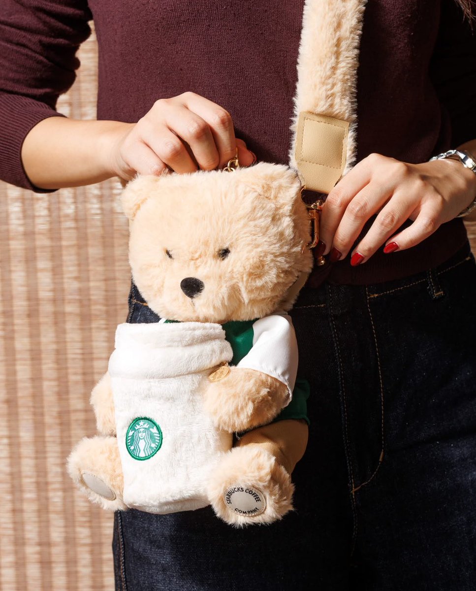 FunkoPOPsNews's tweet photo. Starbucks is going to drive people crazy again, with this cute new plush bear bag 😳

#Starbucks #Plush #FunkoPOPNews https://t.co/OAM50vbqA2