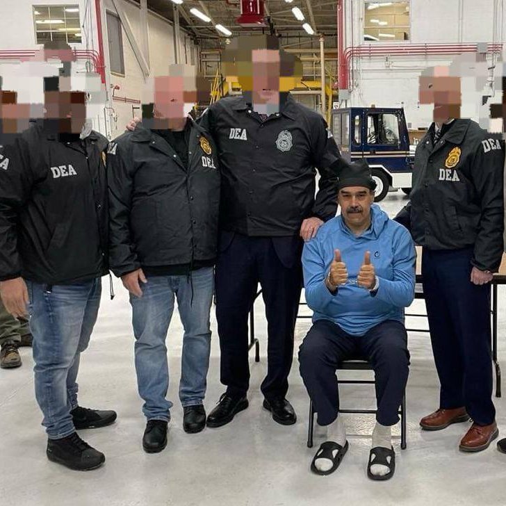 FUMATR0N's tweet image. Los de la DEA tienen que posar con un presidente secuestrado porque los narcos de verdad posaban en la Casa Blanca y se reían de la DEA y de todo el gobierno de los EEUU.